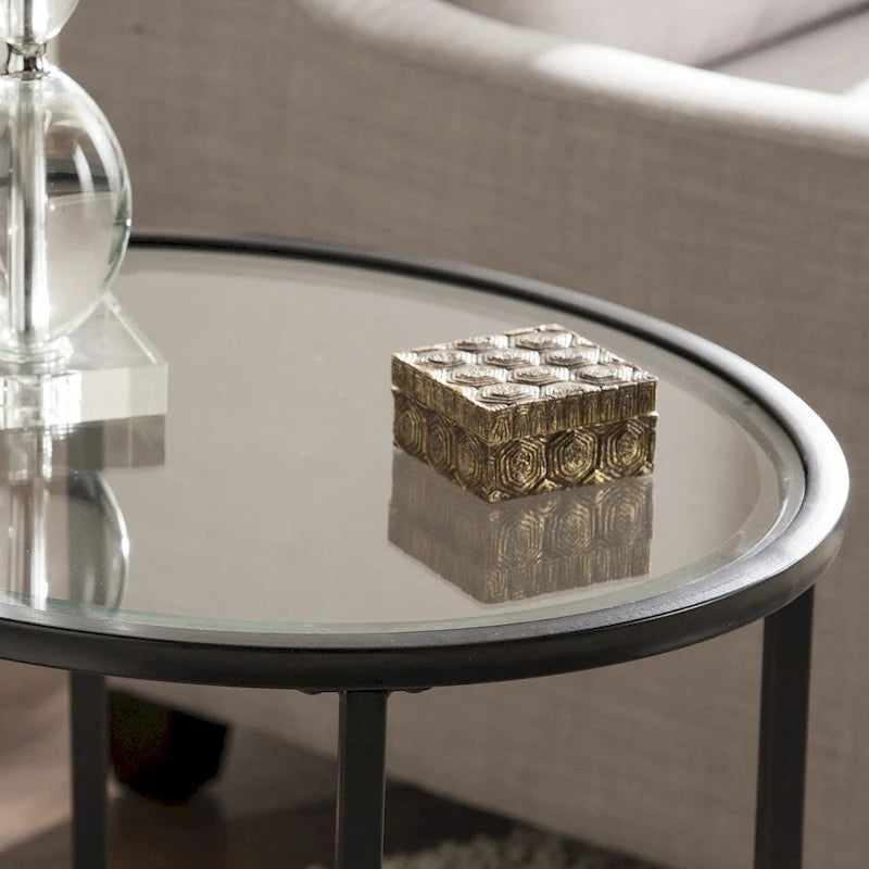 Table d’appoint ovale en métal travaillé avec verre trempé biseauté