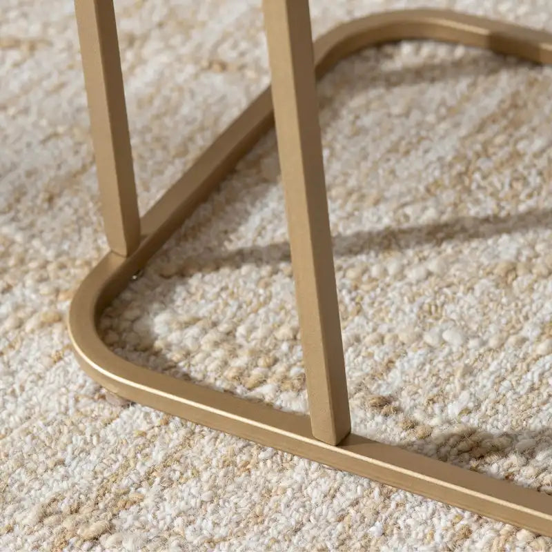 Table d’appoint en fer doré en forme de C