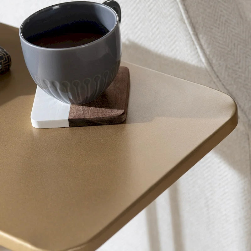 Table d’appoint en fer doré en forme de C